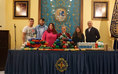 Entrega de alimentos a la Bolsa de Caridad.