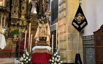 Los jóvenes junto al Niño Jesús de Praga.